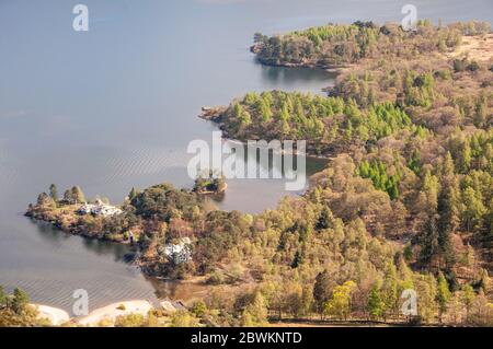 Hôtel particulier maisons sont dans les bois sur les rives du lac de Derwent Water à Brandelhow en Angleterre du Lake District, comme vu de Catbells mountain. Banque D'Images