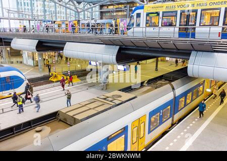 La Haye, Pays-Bas - 15 janvier 2020 : les navetteurs qui attendent des trains et des tramways sur une plateforme de deux étages située à l'intérieur de la gare centrale Du Banque D'Images