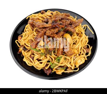 Bœuf en sauce aux haricots noirs avec nouilles aux œufs et noix de cajou isolées sur fond blanc Banque D'Images