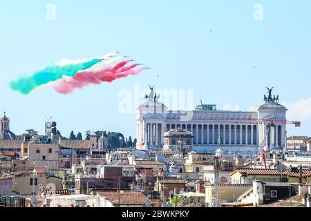 Rome, Italie. 02 juin 2020. L'unité aérobie spéciale de la Force aérienne 'Frecce Tricolori' diffuse de la fumée aux couleurs du drapeau italien sur la ville de Rome pendant les célébrations de la Fête de la République. Crédit : SOPA Images Limited/Alamy Live News Banque D'Images