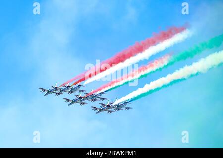 Rome, Italie. 02 juin 2020. L'unité aérobie spéciale de la Force aérienne 'Frecce Tricolori' diffuse de la fumée aux couleurs du drapeau italien sur la ville de Rome pendant les célébrations de la Fête de la République. Crédit : SOPA Images Limited/Alamy Live News Banque D'Images