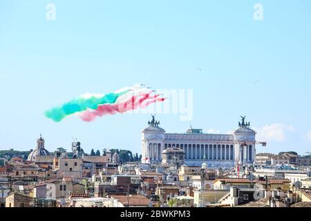 Rome, Italie. 02 juin 2020. L'unité aérobie spéciale de la Force aérienne 'Frecce Tricolori' diffuse de la fumée aux couleurs du drapeau italien sur la ville de Rome pendant les célébrations de la Fête de la République. Crédit : SOPA Images Limited/Alamy Live News Banque D'Images