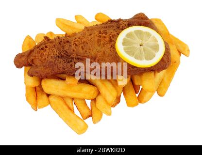 Repas de poisson et de frites pané à la bière, isolé sur fond blanc Banque D'Images