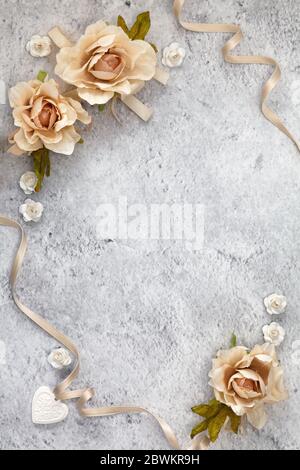 Cartes d'invitation de mariage papiers portant sur une table décorée de roses. Banque D'Images