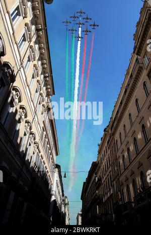 Rome, Italie. 02 juin 2020. Rome, passage de la Frecce Tricolori, à l'Altare della Patria, à l'occasion de la Journée de la République photographiée: Crédit: Agence de photo indépendante/Alamy Live News Banque D'Images