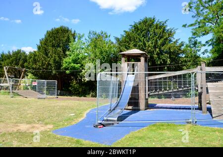 La zone de jeux pour enfants clôturée dans le parc prieuré crouch End hornsey N8 londres angleterre Covid 19 pandémie 2020 Banque D'Images