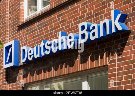 Stade, Allemagne - 28 mai 2020: Signalisation sur mur de briques à la succursale de la Deutsche Bank . La Deutsche Bank est une banque d'investissement multinationale mondiale et financière Banque D'Images