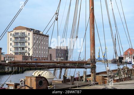 Port de Wismar sur la mer Baltique avec un voilier historique en premier plan, aimant touristique dans la vieille ville hanséatique, Allemagne, Europe, sélectionnez Banque D'Images