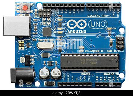 DURBAN AFRIQUE DU SUD - MARS 28 2020: Arduino Uno, carte de développement de microcontrôleur open source, isolée sur fond blanc Banque D'Images