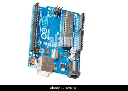 DURBAN AFRIQUE DU SUD - MARS 28 2020: Arduino Uno, carte de développement de microcontrôleur open source, isolée sur fond blanc Banque D'Images