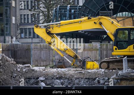 Pelle hydraulique jaune sur un chantier de construction en ville Banque D'Images