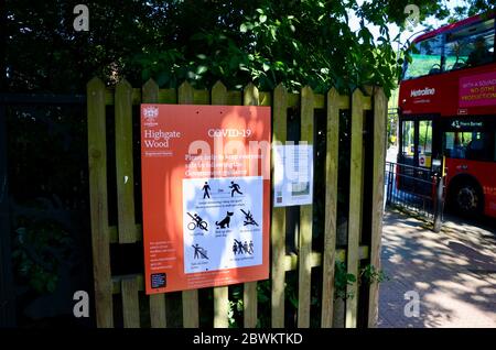 highgate wood london england covid 19 pandémie 2020 aucun vélo et directives gouvernementales signes Banque D'Images