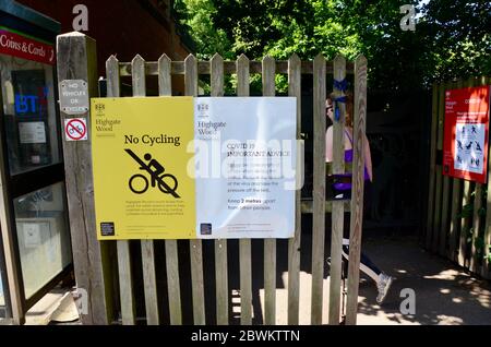 highgate wood london england covid 19 pandémie 2020 aucun vélo et directives gouvernementales signes Banque D'Images