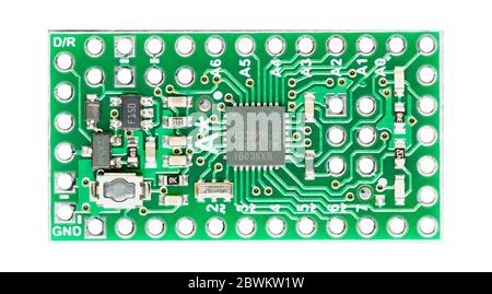 Développement de mini-microcontrôleur open source, carte prototype, isolée sur fond blanc Banque D'Images