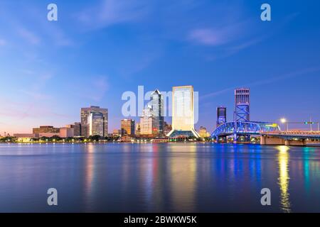 Jacksonville, Floride, USA Skyline sur la rivière au crépuscule. Banque D'Images