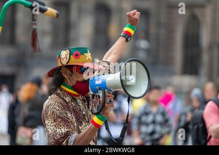 Démonstration à Amsterdam. Les manifestants se rallient à la brutalité policière contre les citoyens afro-américains aux États-Unis après la mort de George Floyd. Banque D'Images