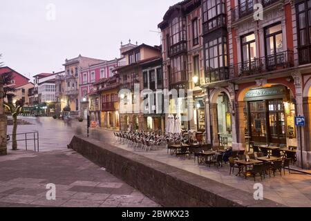 Avilés est une ville et un conseil espagnol situé dans la Principauté des Asturies, au nord de la péninsule ibérique, sur les deux rives de l'est Avilés Banque D'Images