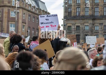Démonstration à Amsterdam. Les manifestants se rallient à la brutalité policière contre les citoyens afro-américains aux États-Unis après la mort de George Floyd. Banque D'Images