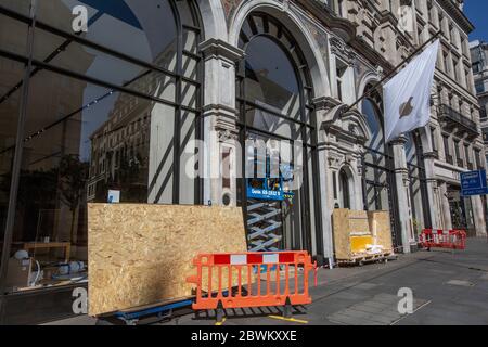 Les préparatifs sont effectués dans un magasin Apple à Regent Street à Londres pendant les restrictions de confinement du coronavirus, où les entreprises ne peuvent pas ouvrir. Banque D'Images