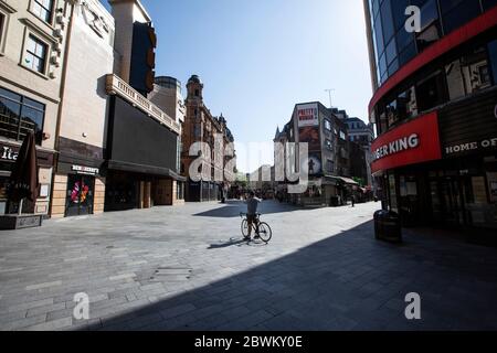 Des rues vides de Leicester Square, dans le quartier West End de Londres, pendant les restrictions de confinement du coronavirus, où les entreprises ne peuvent pas ouvrir, au Royaume-Uni Banque D'Images