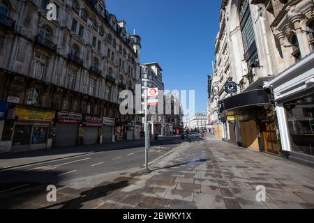 Des rues vides de Leicester Square, dans le quartier West End de Londres, pendant les restrictions de confinement du coronavirus, où les entreprises ne peuvent pas ouvrir, au Royaume-Uni Banque D'Images