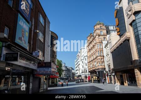 Des rues vides de Leicester Square, dans le quartier West End de Londres, pendant les restrictions de confinement du coronavirus, où les entreprises ne peuvent pas ouvrir, au Royaume-Uni Banque D'Images