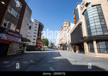 Des rues vides de Leicester Square, dans le quartier West End de Londres, pendant les restrictions de confinement du coronavirus, où les entreprises ne peuvent pas ouvrir, au Royaume-Uni Banque D'Images