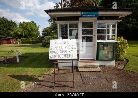 Shepperton Lock, Bureau de l'écluse, sur les rives de la Tamise, Surrey, Angleterre, Royaume-Uni Banque D'Images