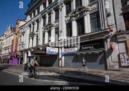 Des rues vides de Leicester Square, dans le quartier West End de Londres, pendant les restrictions de confinement du coronavirus, où les entreprises ne peuvent pas ouvrir, au Royaume-Uni Banque D'Images