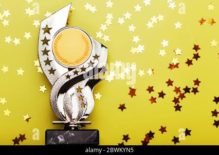 Gold Superprize avec une dispersion d'étoiles sur fond jaune avec une copie de l'espace. Banque D'Images