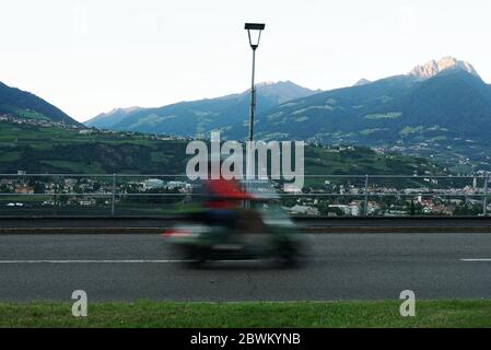 Photo colorée d'une moto floue sur la route au-dessus de Merano, Alto Adige, Italie. Banque D'Images