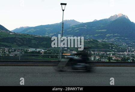 Photo colorée d'une moto floue sur la route au-dessus de Merano, Alto Adige, Italie. Banque D'Images