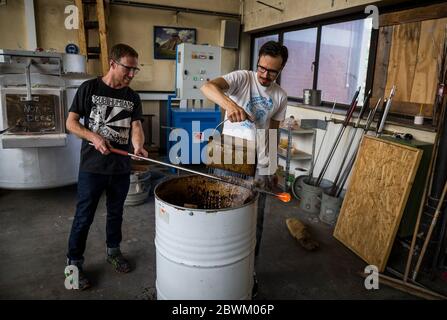 Un étudiant reçoit des cours lors d'une leçon de soufflage de verre à l'atelier Berlin Glas à Wedding, Berlin, Allemagne Banque D'Images