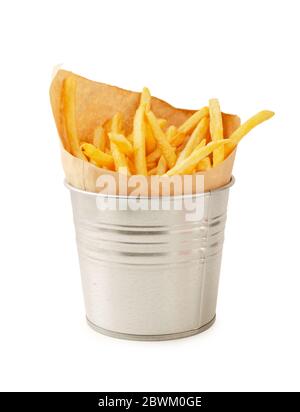 Frites dans un seau en métal isolé sur fond blanc Banque D'Images