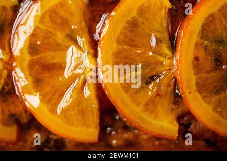 Gros plan en grand angle de tranches d'orange confite. Banque D'Images