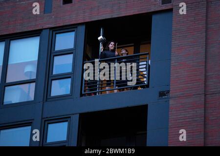 Les supporters applaudissent de leur balcon alors que les manifestants défilent à Washington, DC, États-Unis, le lundi 1er juin 2020, après la mort d'un homme noir non armé aux mains de la police du Minnesota, le 25 mai 2020. Plus de 200 policiers militaires actifs ont été déployés à Washington, DC, après trois jours de manifestations. Crédit : Stefani Reynolds/CNP/MediaPunch Banque D'Images