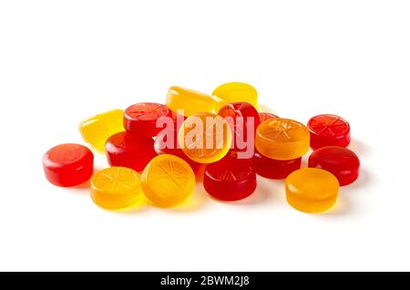 Bonbons orange et rouge marmelade isolés sur fond blanc Banque D'Images
