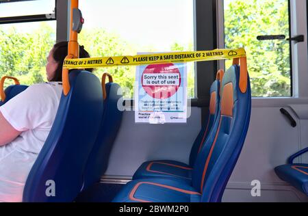 Basingstoke, Hampshire / Royaume-Uni - Mai 29 2020 : certains sièges sont enregistrés pour permettre la distance sociale sur ce service de bus urbain Stagecoach. Banque D'Images