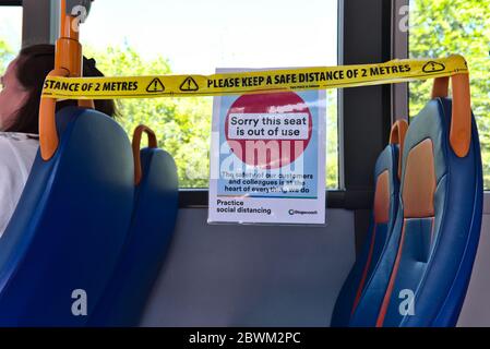 Basingstoke, Hampshire / Royaume-Uni - Mai 29 2020 : certains sièges sont enregistrés pour permettre la distance sociale sur ce service de bus urbain Stagecoach. Banque D'Images