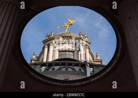 Ariel de Charles Wheeler, statue d'or de la Banque d'Angleterre au-dessus de Tivoli Corner, ville de Londres, Royaume-Uni Banque D'Images