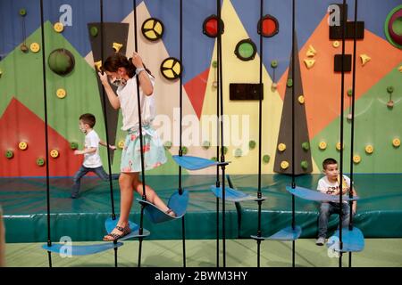 (200602) -- LISBONNE, 2 juin 2020 (Xinhua) -- les enfants jouent au Pavillon de la connaissance - Centre Ciencia Viva, un espace scientifique et technologique, à Lisbonne, Portugal, le 1er juin 2020, Journée internationale de l'enfance. (Photo par Pedro Fiuza/Xinhua) Banque D'Images