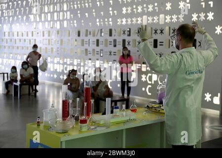 (200602) -- LISBONNE, 2 juin 2020 (Xinhua) -- les visiteurs assistent à une conférence au Pavillon de la connaissance - Centre Ciencia Viva, un espace scientifique et technologique, à Lisbonne, Portugal, le 1er juin 2020, Journée internationale de l'enfance. (Photo par Pedro Fiuza/Xinhua) Banque D'Images