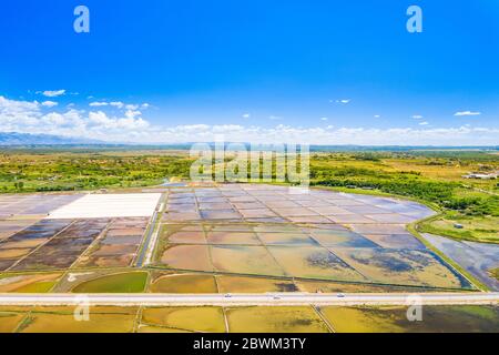 Croatie, vue aérienne des champs de sel près de la ville de Nin en Dalmatie, beau paysage Banque D'Images