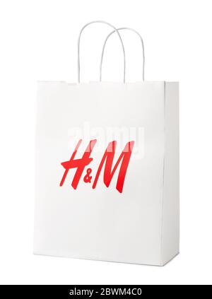 RUSSIE, MOSCOU - 10 NOVEMBRE 2019 : papier Hennes & Mauritz de H & M mendier. H & M est une multinationale suédoise spécialisée dans la vente de vêtements, qui exploite plus de 4,000 000 magasins Banque D'Images