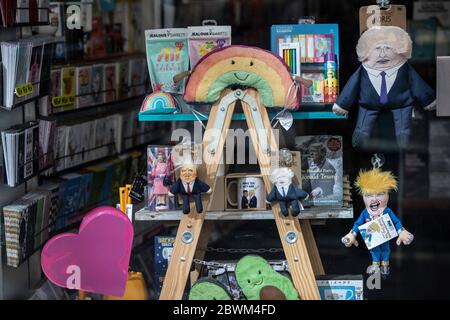 Le Premier ministre britannique Boris Johnson et le président des États-Unis Donald Trump vendent des marchandises à vendre dans un magasin dans le centre de Londres, en Angleterre, au Royaume-Uni Banque D'Images