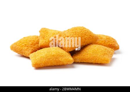 Nuggets au fromage halloumi croustillant frits isolés sur fond blanc Banque D'Images