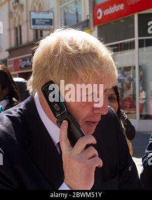 Le maire de Londres Boris Johnson à son tour de marche avec le député conservateur central de Croydon, Gavin Barwell, Londres du Sud, Royaume-Uni. 23.04.2015 Banque D'Images