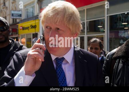 Le maire de Londres Boris Johnson à son tour de marche avec le député conservateur central de Croydon, Gavin Barwell, Londres du Sud, Royaume-Uni. 23.04.2015 Banque D'Images