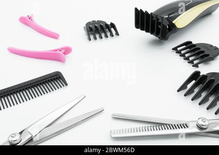 Ensemble de ciseaux de cheveux les outils de coiffure avec tondeuse à cheveux électrique sans fil sont isolés sur fond blanc. Banque D'Images