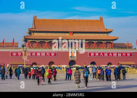PÉKIN, CHINE - 26 NOVEMBRE : touristes sur la place Tiananmen à l'extérieur de la Cité interdite le 26 novembre 2019 à Pékin Banque D'Images